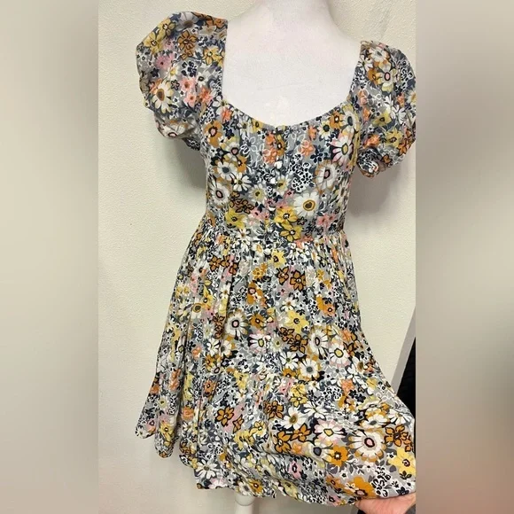 American Eagle Floral Backless Mini Dress 
Boho Minimalist Summer 
Size Small - Picture 5 of 7